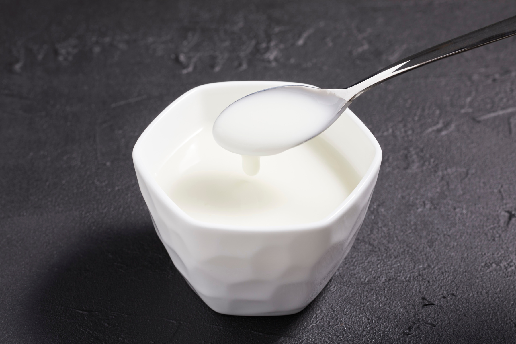 Yogur para perros: cuál pueden tomar, cuál evitar y cómo elegir una opción segura