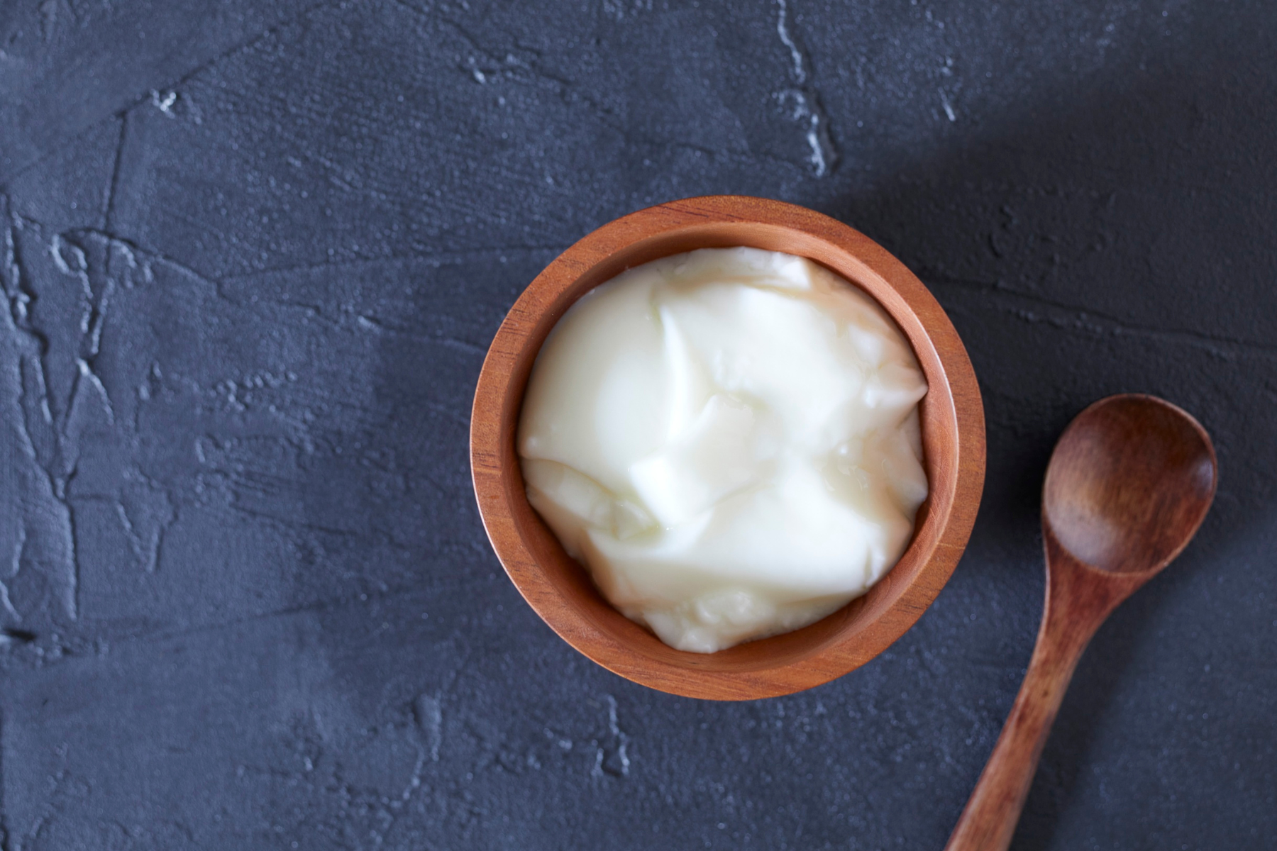 Yogur para perros: si pueden tomarlo, qué tipos existen y en qué casos tiene sentido ofrecerlo